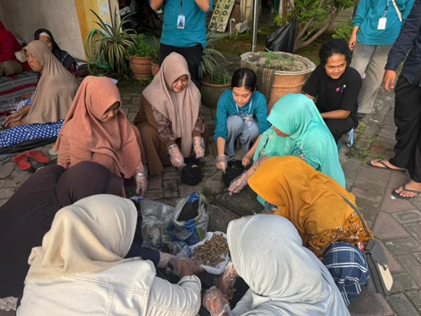 Mahasiswa BBK-7 UNAIR saat pelaksanaan praktik menanam TOGA dalam program “TOGA Mini Kampung” di Rumah Ketua PKK Kejawan Putih Tambak.