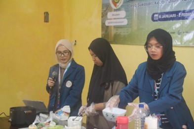 Mahasiswa BBK-7 Universitas Airlangga Desa Sukosari melakukan demonstrasi memasak MPASI bersama peserta penyuluhan dalam program kerja edukasi kesehatan CERIA GIZI di Balai Desa Sukosari, Kecamatan Trawas, Kabupaten Mojokerto, pada Senin (19/01/2026).