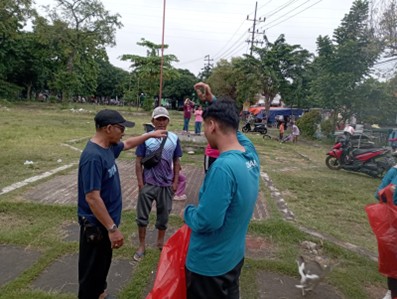 Mahasiswa BBK Universitas Airlangga mensosialisasikan pemilahan sampah kepada warga melalui program MAPAN (Masyarakat Pintar Olah Sampah), Minggu (18/1/2026)