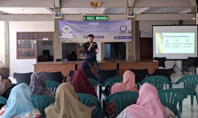 Mahasiswa BBK 7 Universitas Airlangga memberikan edukasi digital marketing dan packaging kepada warga Desa Abar-Abir, Kecamatan Bungah, Kabupaten Gresik, Senin (19/1/2026).