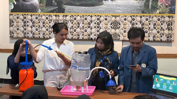 Mahasiswa BBK 7 Kelurahan Sidokumpul sedang mendemonstrasikan prototype wet scrubber sederhana di hadapan Karang Taruna Kampung Siba pada Minggu (25/1/2026)