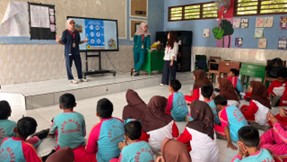 Mahasiswa BBK (Belajar Bersama Komunitas) ke-7 Universitas Airlangga melakukan penyuluhan kesehatan gigi dan mulut kepada siswa/i SDN Mlati di Desa Mlati, Kecamatan Kedungpring,