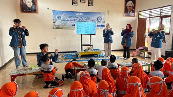 GIGI KUAT TUBUH SEHAT, BBK 7 GENDONG KULON IMPLEMENTASI PROGRAM EDE (ELEMENTARY DENTAL EDUCATION) DAN CARA MENCUCI TANGAN BERSAMA MI HAYATUL ISLAM