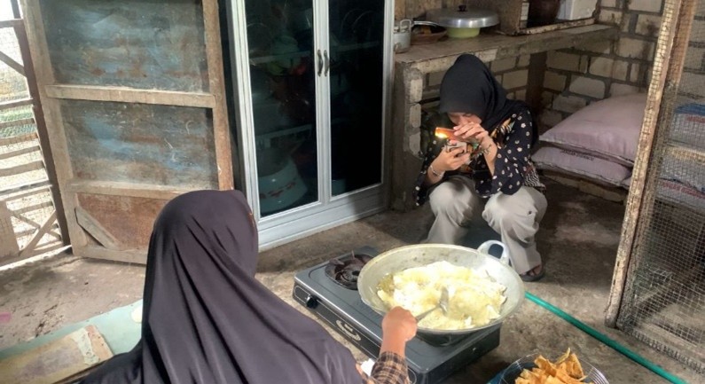 Mahasiswa BBK ke-7 Universitas Airlangga melakukan pembuatan video konten promosi UMKM Kue Bawang Bu Anis