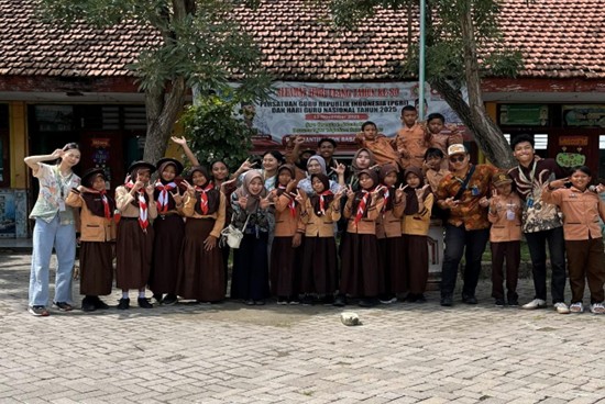 Mahasiswa Belajar Bersama Komunitas 7 Universitas Airlangga (BBK 7 Unair) foto bersama dengan Siswa SDN Babatkumpul, Pucuk, Lamongan, Sabtu (17/1/2026).