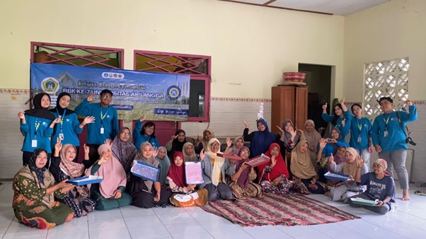 Kegiatan pembuatan sabun SIKAT (Sabun Kertas Anti Kuman) oleh Mahasiswa BBK 7 Unair Purwodadi bersama ibu-ibu warga Desa Purwodadi (Foto: Dok. Tim)
