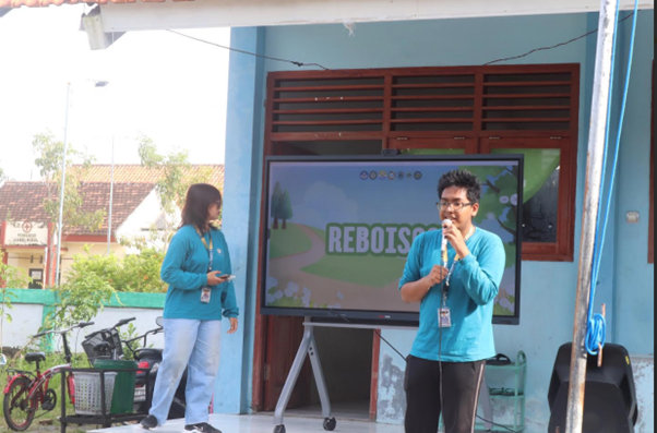 Edukasi cara penanaman bibit dan perlindungan lingkungan oleh Tim BBK 7 UNAIR