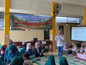 Dr Emy Koestanti Sabdoningrum drh MKes saat memberi materi edukasi kepada warga. (Foto: Tim BBK 7 Desa Mojopuro Wetan)