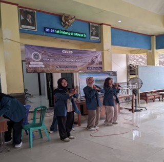 Mahasiswa BBK Universitas Airlangga saat memberikan edukasi PHBS, kesehatan gigi, serta praktik mencuci tangan dan menyikat gigi bersama anak-anak (Sumber: Dokumentasi BBK 7 Universitas Airlangga)