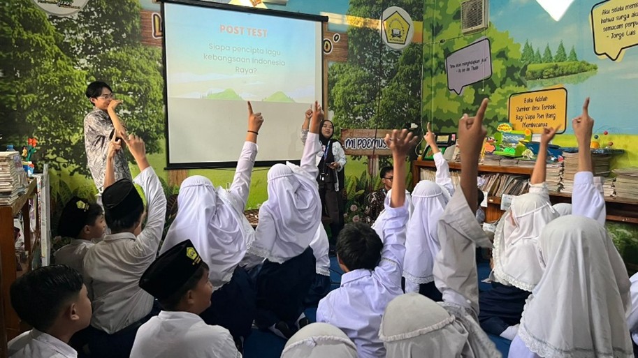 Mahasiswa Program Belajar Bersama Komunitas (BBK) 7 Desa Kroman saat sedang melaksanakan kegiatan di MI Poemusgri Pojok Edukasi Kebangsaan pada Rabu (14/1/2026) (Foto: Dok. Tim BBK 7)
