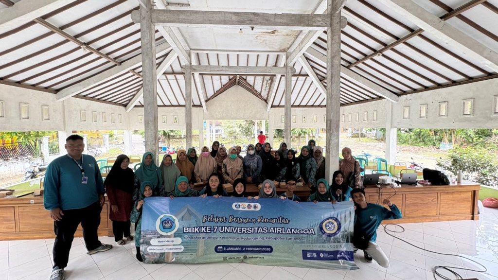 Foto bersama warga Desa Mekanderejo dan mahasiswa BBK 7 UNAIR saat pelaksanaan program Gerbang Biopori di Balai Desa Mekanderejo (dok. Istimewa)