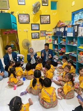 BBK 7 Ngipik-Gresik mengajarkan cara menyikat gigi dengan benar pada peserta didik KB Singgasana.