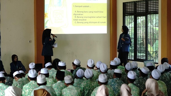 Mahasiswa BBK 7 Universitas Airlangga menyampaikan materi literasi dan edukasi sampah kepada siswa melalui program KELAS di sekolah sasaran.