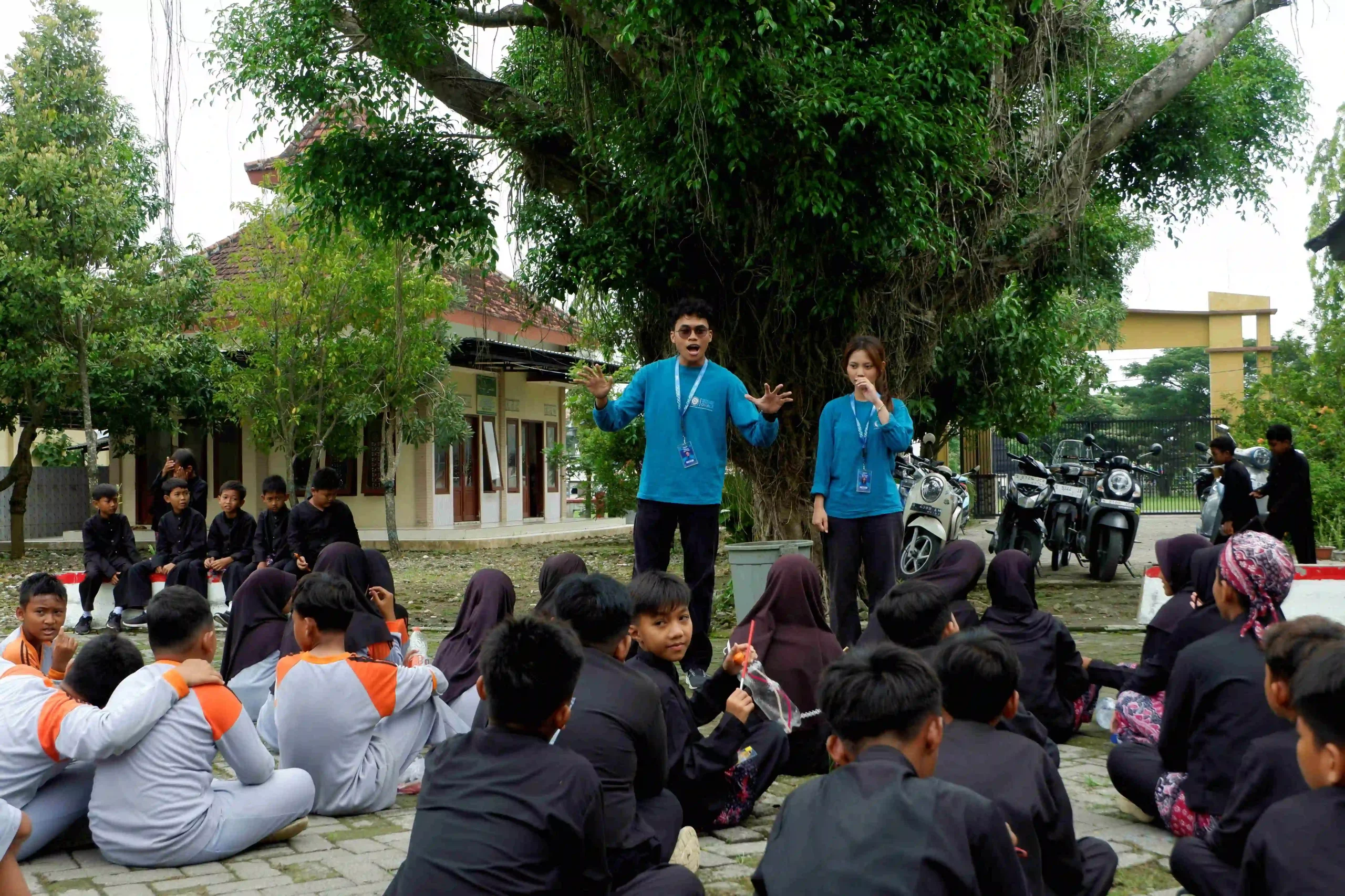 Mahasiswa BBK 7 Universitas Airlangga memberikan edukasi pemilahan sampah anorganik kepada siswa-siswi SDN 2 Sugio (Foto: Dok. Tim)