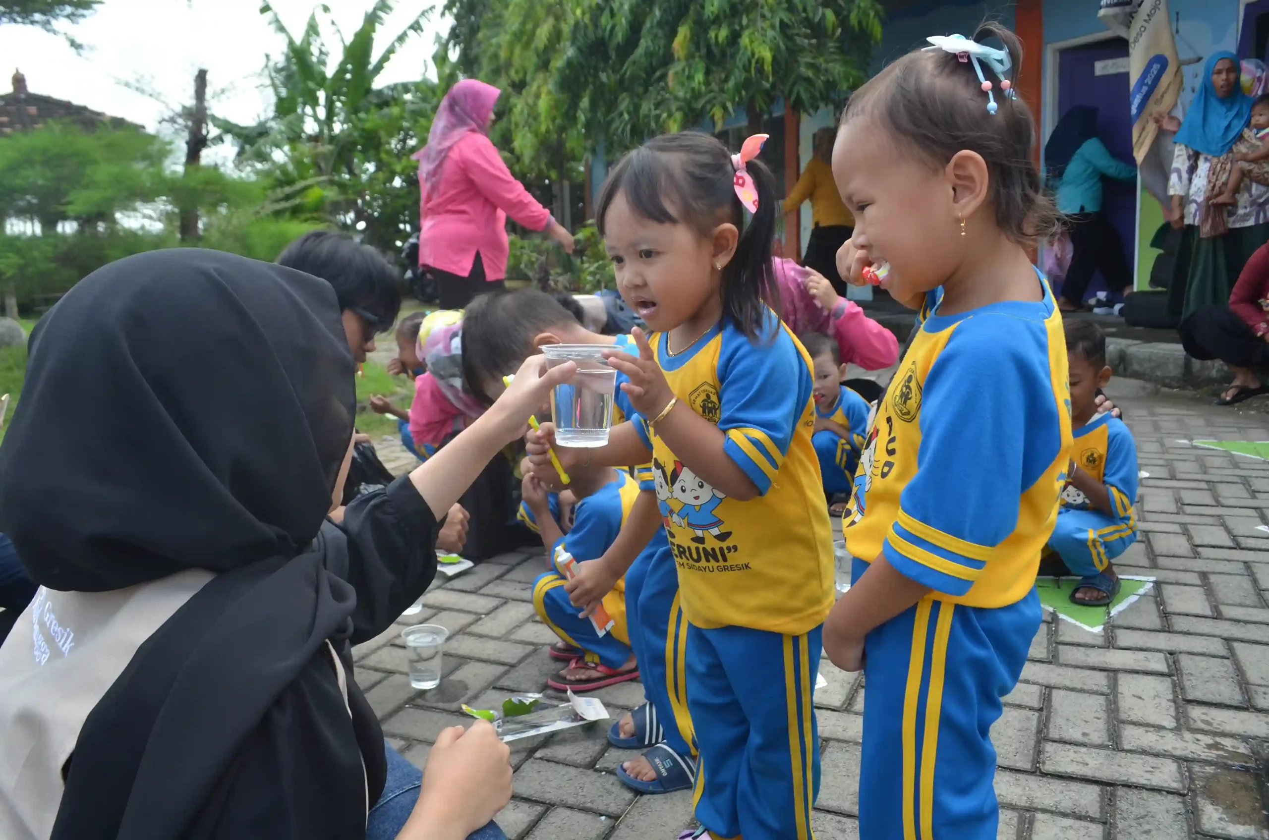 Praktik Gosok Gigi di PAUD Seruni oleh mahasiswa BBK 7 Mojoasem