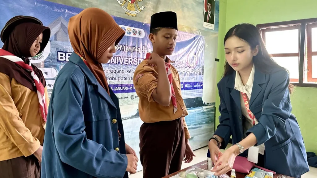 Mahasiswa KKN Belajar Bersama Komunitas (BBK) ke-7 Universitas Airlangga melaksanakan program kerja dalam bentuk edukasi yang berjudul “Dokter Kecil Berani! Tangani Luka, dan Lawan Bullying”