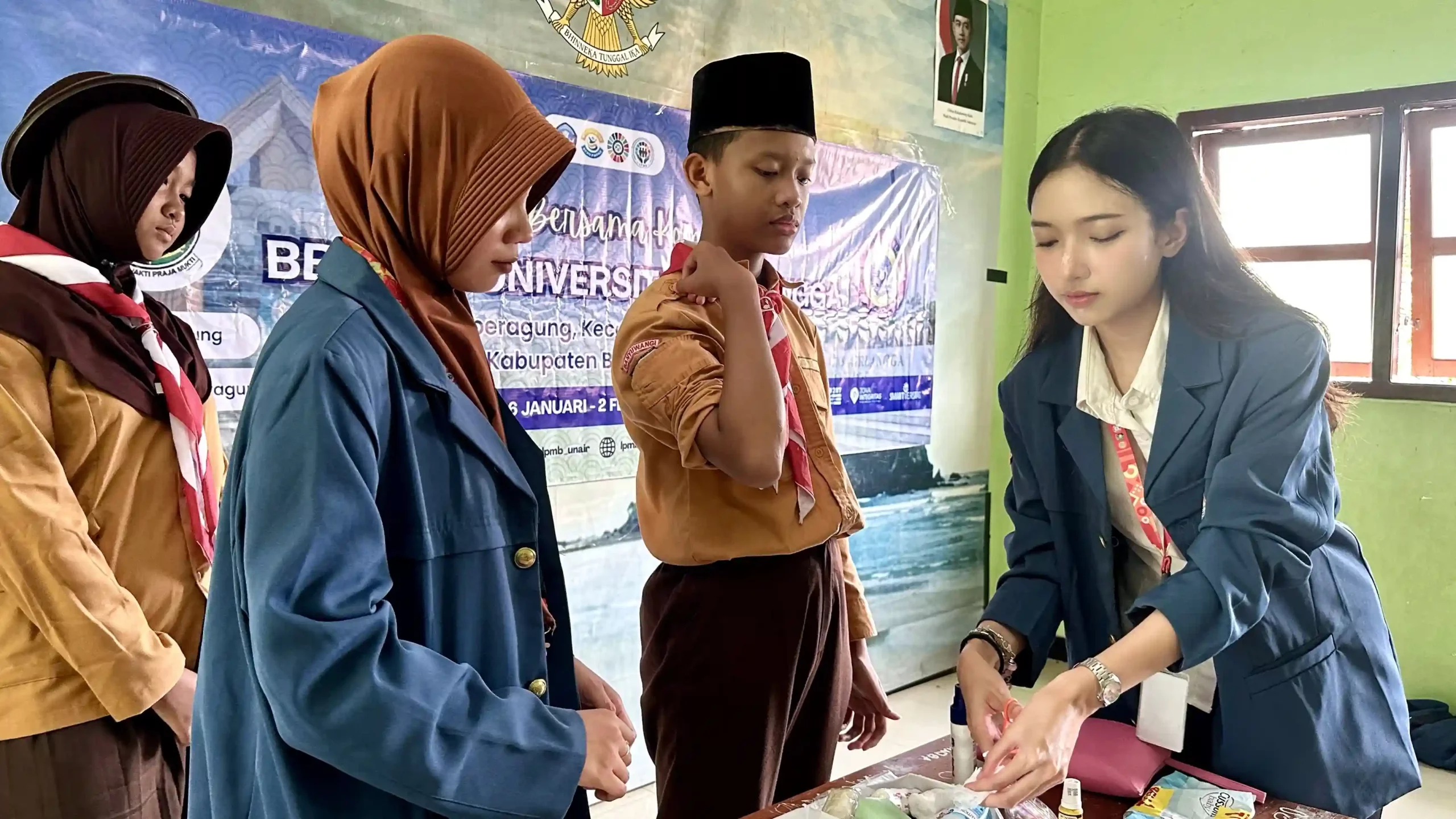 Mahasiswa KKN Belajar Bersama Komunitas (BBK) ke-7 Universitas Airlangga melaksanakan program kerja dalam bentuk edukasi yang berjudul “Dokter Kecil Berani! Tangani Luka, dan Lawan Bullying”