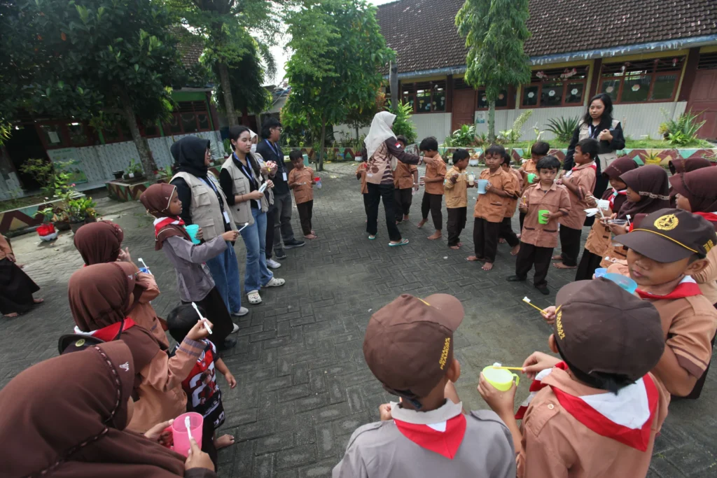 Praktik cara menyikat gigi yang benar dan baik (Foto: Dok. Tim)