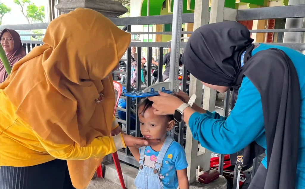Pengukuran antropometri oleh mahasiswa BBK 7 Universitas Airlangga dan kader kesehatan Desa di Desa Kebalandono
