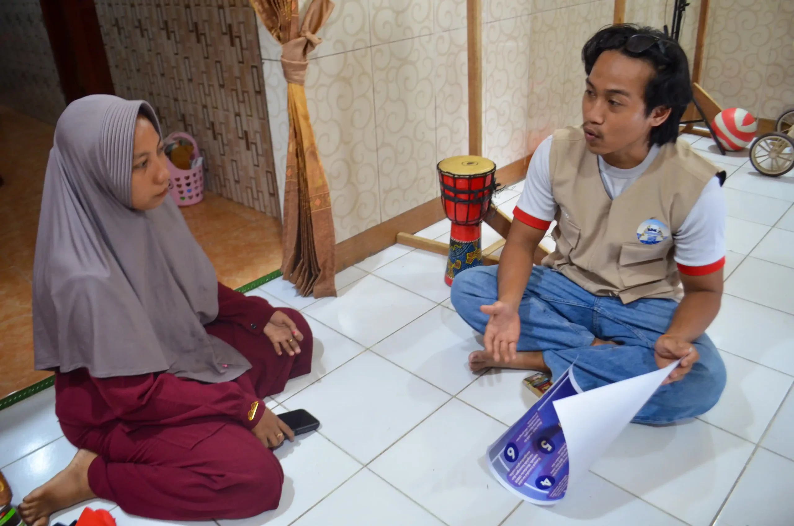 Pembuatan QRIS kepada Smartphone pelaku UMKM oleh Adam Vieto pada Sabtu (17/1/2026)