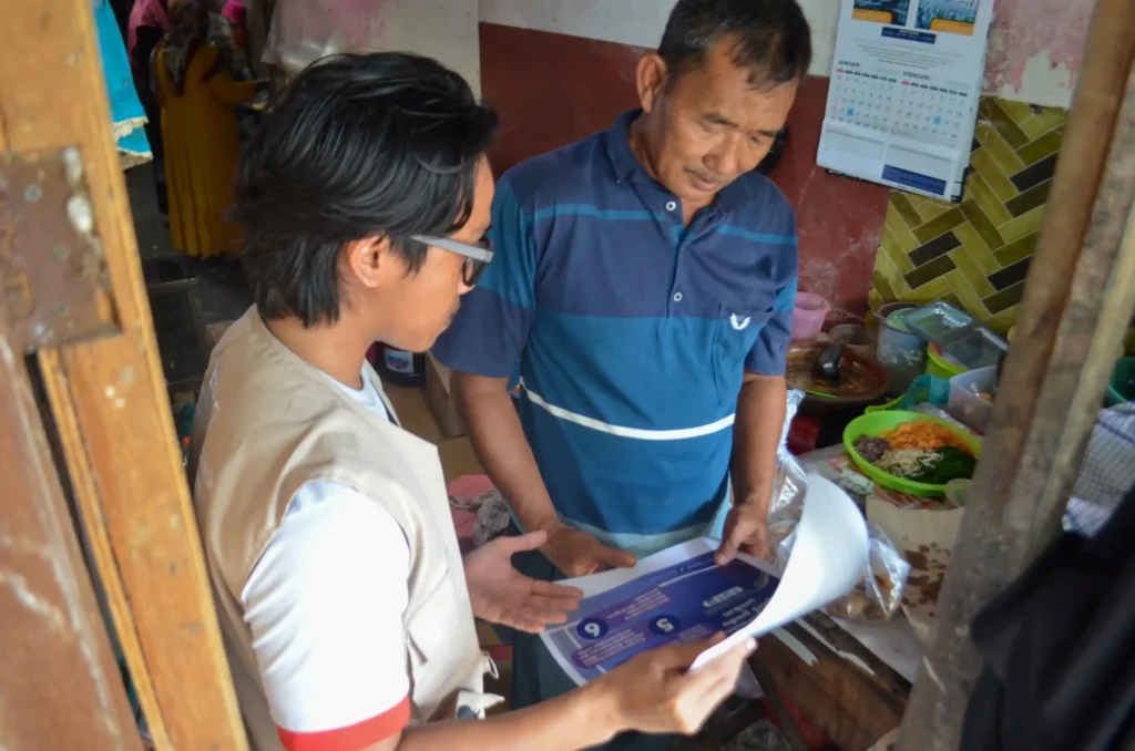 Sosialisasi Cara Pembuatan QRIS Kepada Pelaku UMKM Warung Rujak di Kelurahan Mojoasem