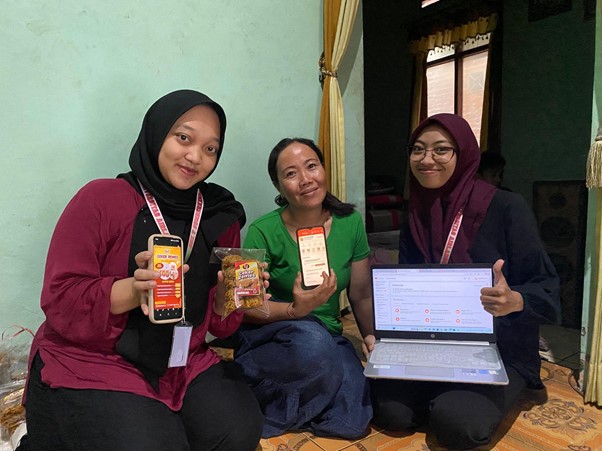 Mahasiswa KKN BBK 7 Sumberkembar melakukan digitalisasi pada salah satu pelaku UMKM desa pada Minggu (15/1/2026)