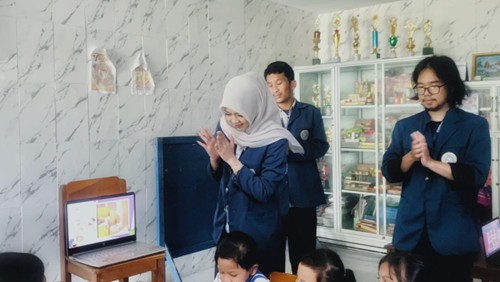 Mahasiswa BBK 7 Memperagakan Gerakan Cuci Tangan Kepada Anak-anak TK Dharma Wanita Persatuan Racikulon