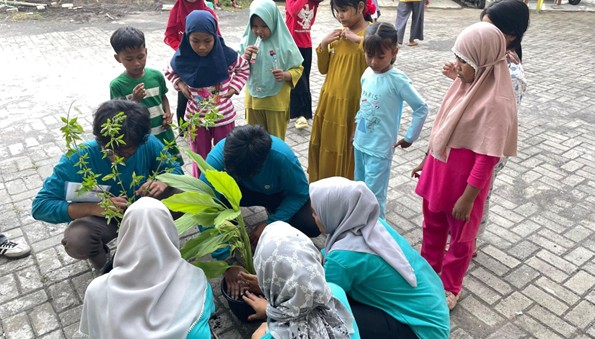 Praktik penanaman TOGA dan edukasi pemanfaatan tanaman oleh Tim BBK 7 Desa Kramat bersama Warga desa
