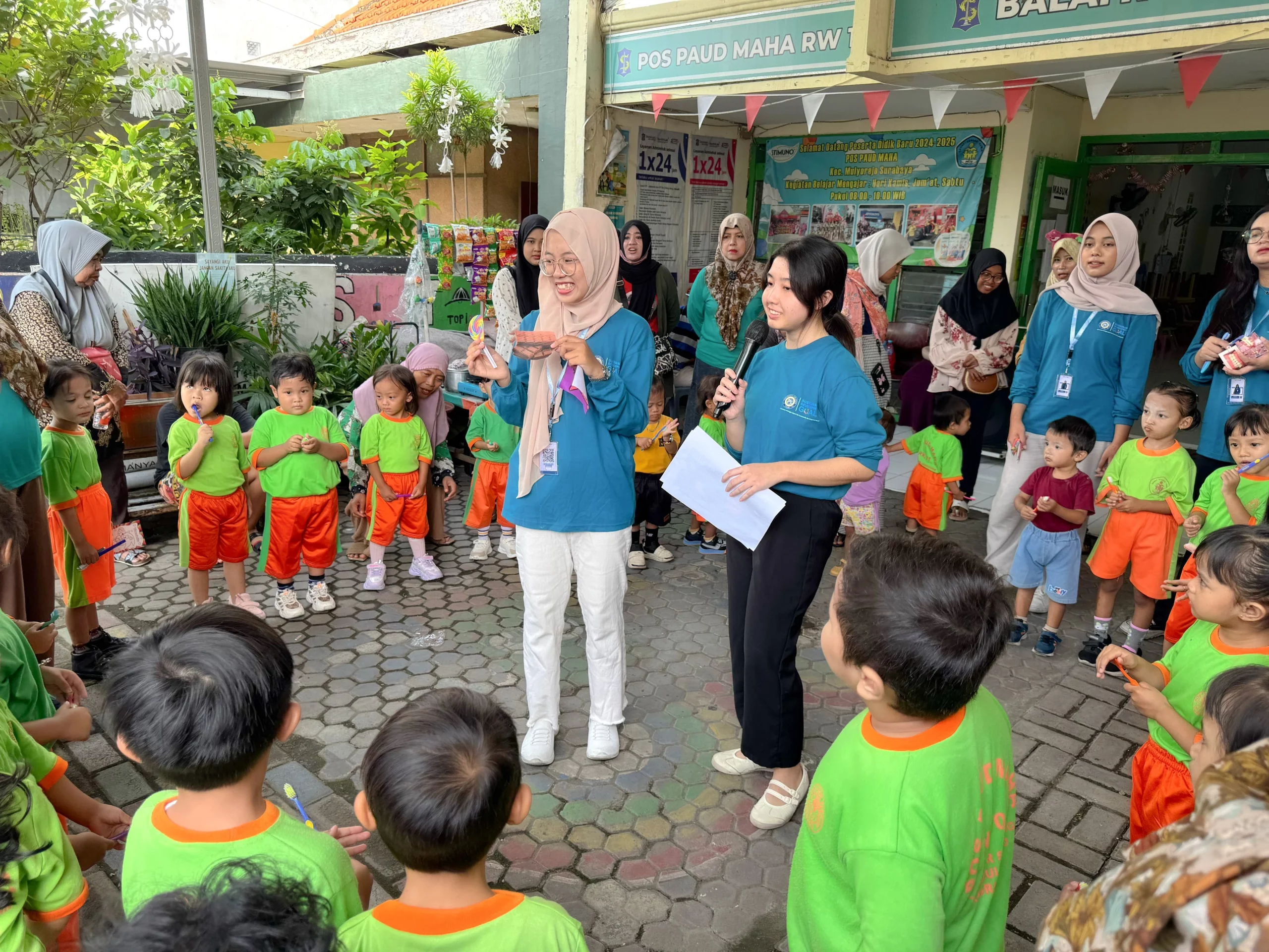Tim BBK 7 UNAIR Desa Manyar Sabrangan III saat mengedukasi kesehatan gigi pada anak PAUD Maha Manyar Sabrangan RW 1 Surabaya (Foto: Istimewa)