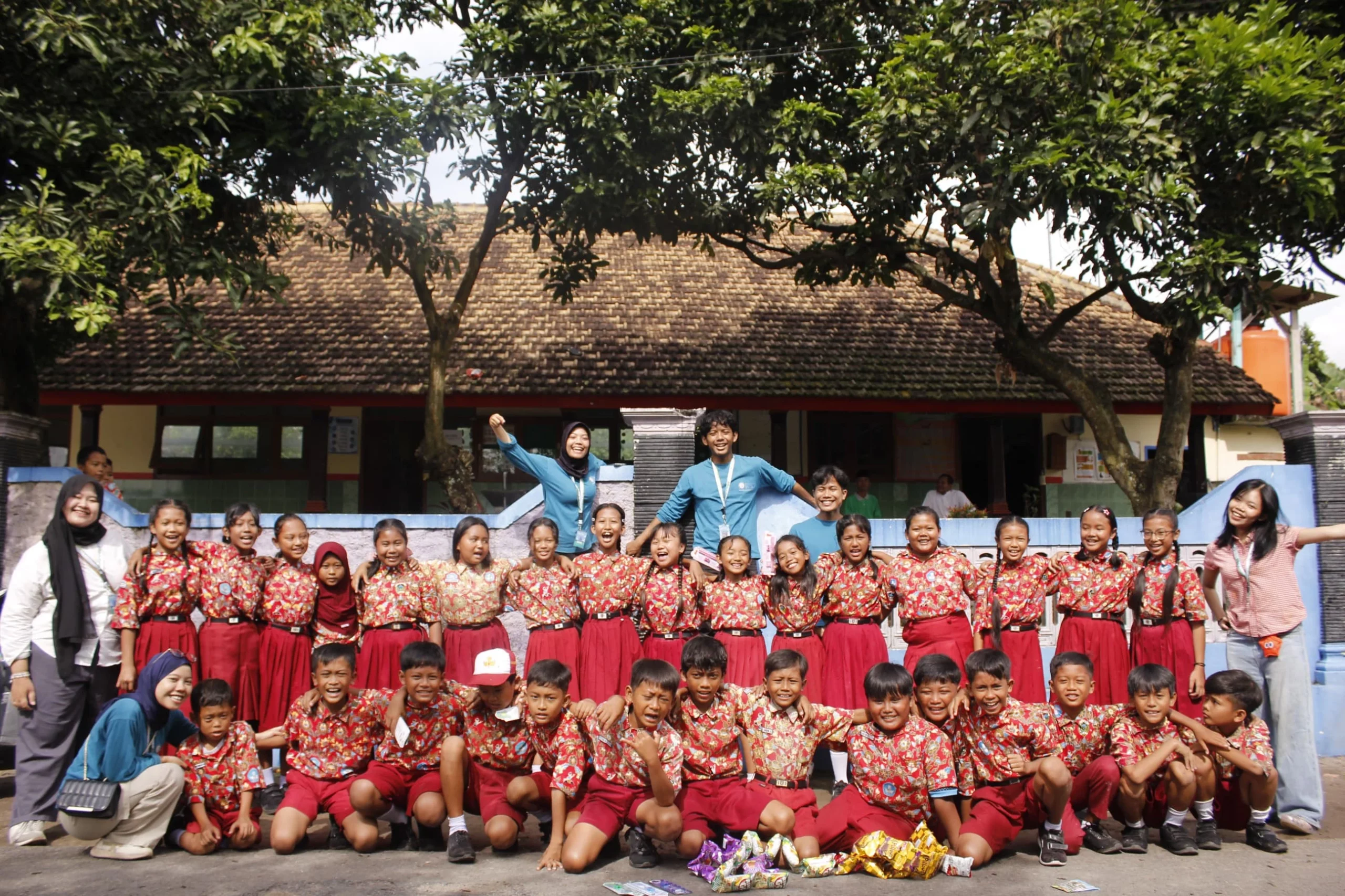 Tim BBK 7 UNAIR bersama siswa SDN Bandungan 02 kelas 4 dan 5 (Foto: Istimewa).