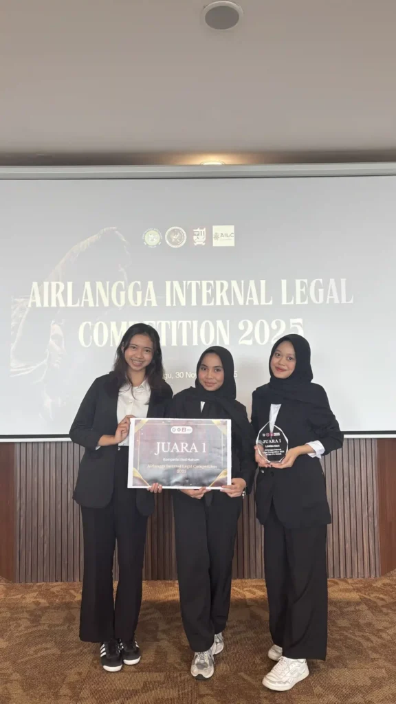 Tim Owen Hood Philips saat awarding Juara 1 Kompetisi Esai Hukum Airlangga Internal Legal Competition 2025. (Foto: Dok. Pribadi)