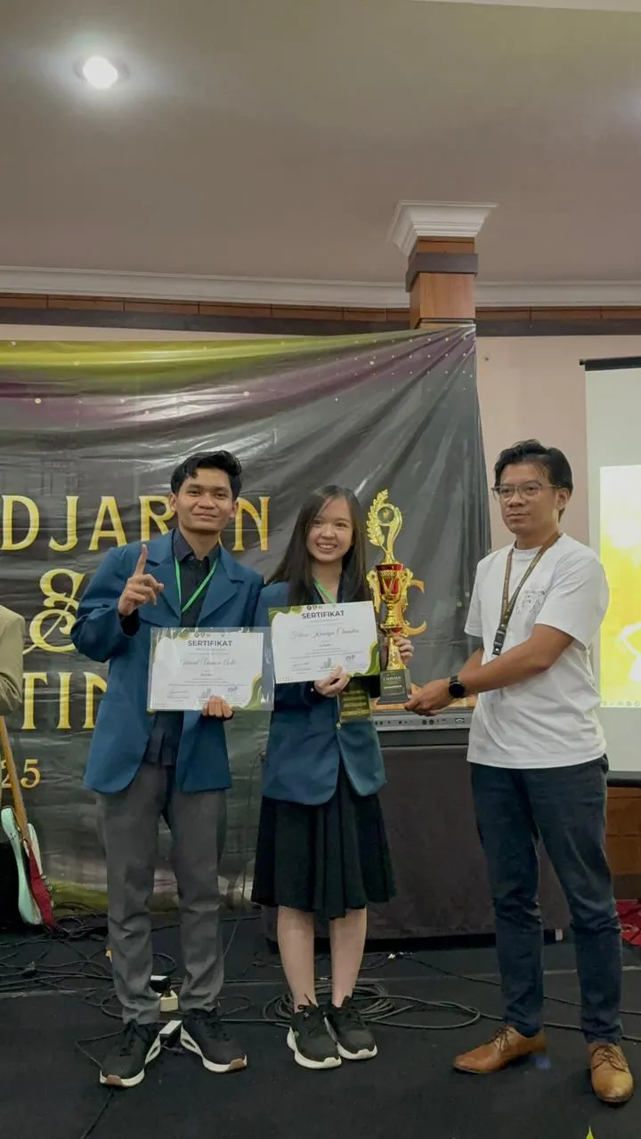 The UNAIR student team poses during their participation in the Padjadjaran Dentistry Scientific Meeting (PDSM) 2025 (Photo: Team Documentation)