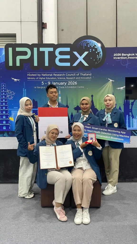 Tim mahasiswa Universitas Airlangga peraih Bronze Medal pada ajang Bangkok IPITEx 2026. (Foto: Dok. Pribadi)