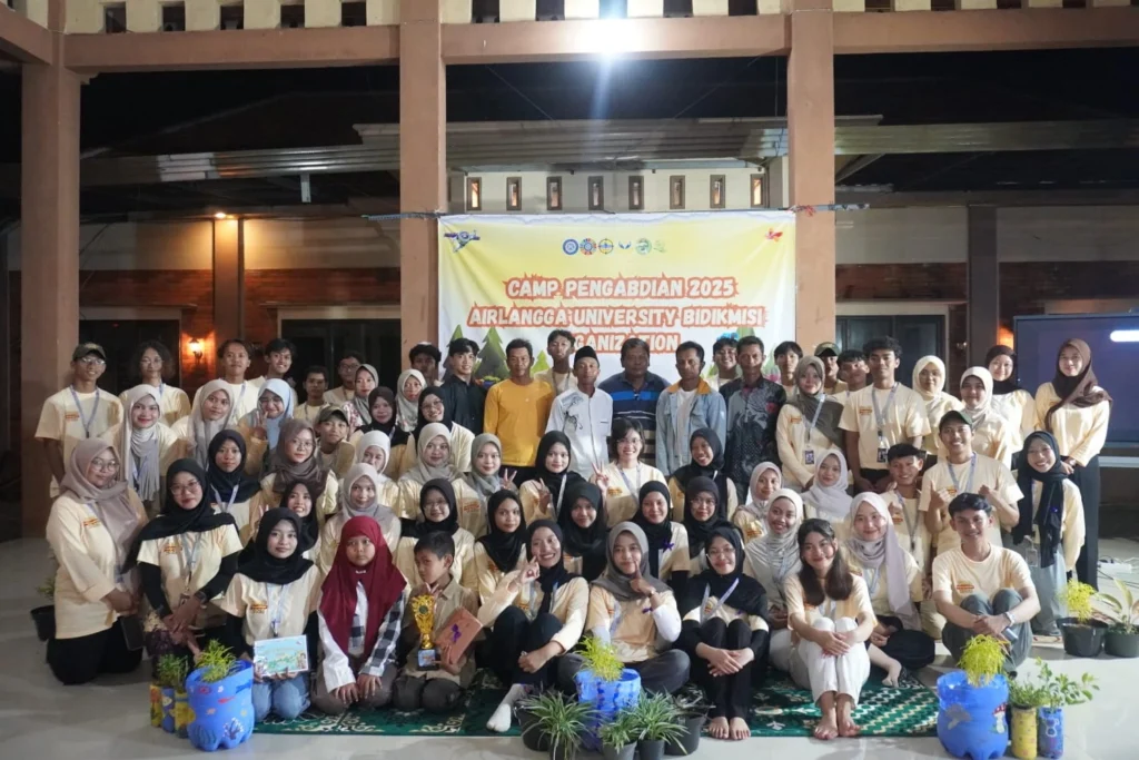 Group photo of the entire Community Service Camp committee and residents of Jatirejo Village (December 21–29, 2025)