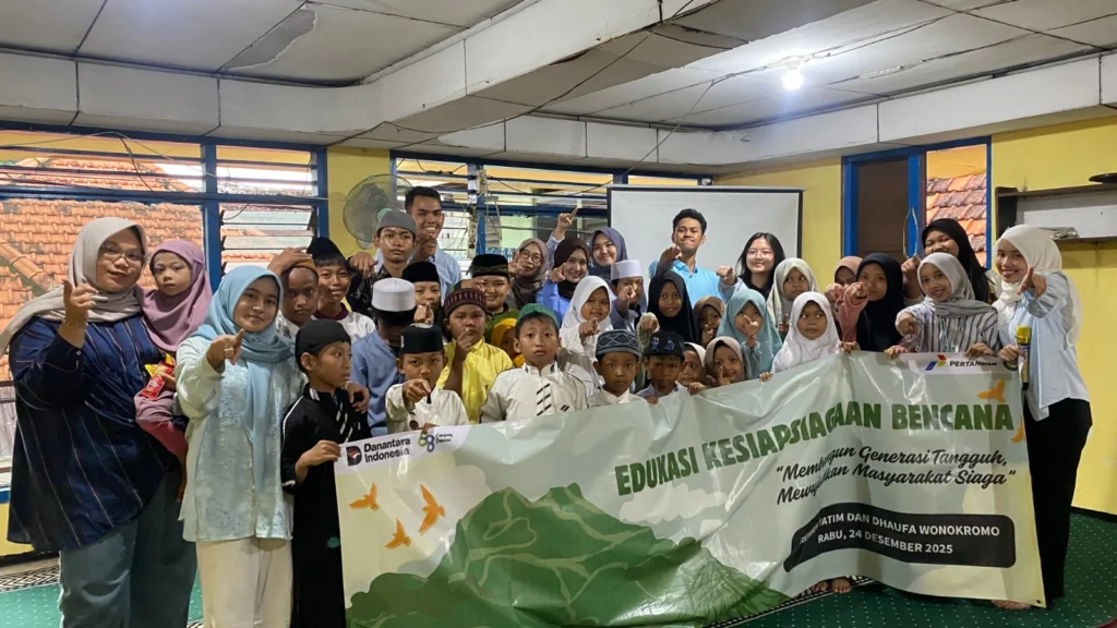 Group photo of the disaster readiness initiative at Rumah Yatim Dhuafa Wonokromo, December 24, 2025