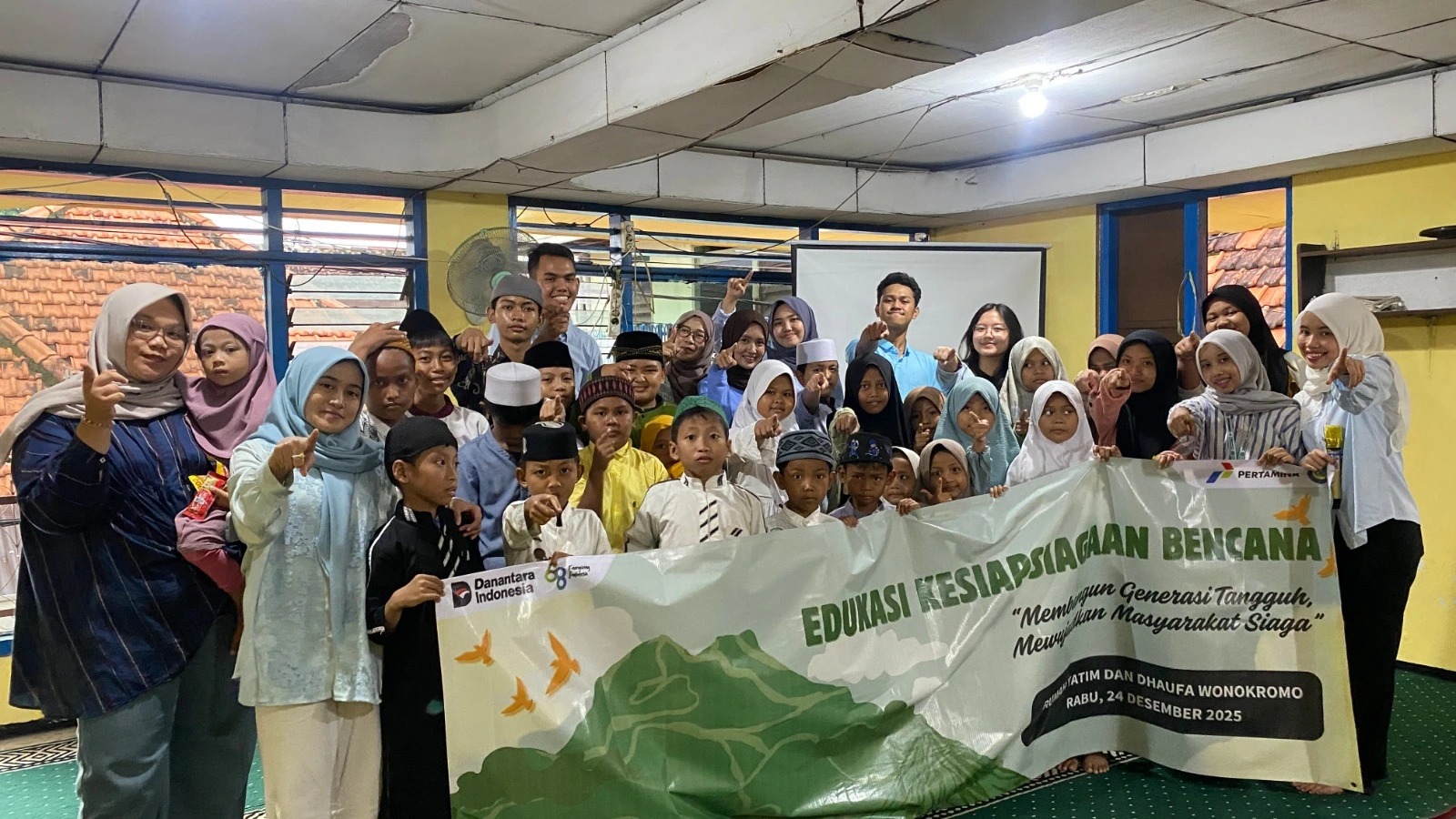 Group photo of the disaster readiness initiative at Rumah Yatim Dhuafa Wonokromo, December 24, 2025