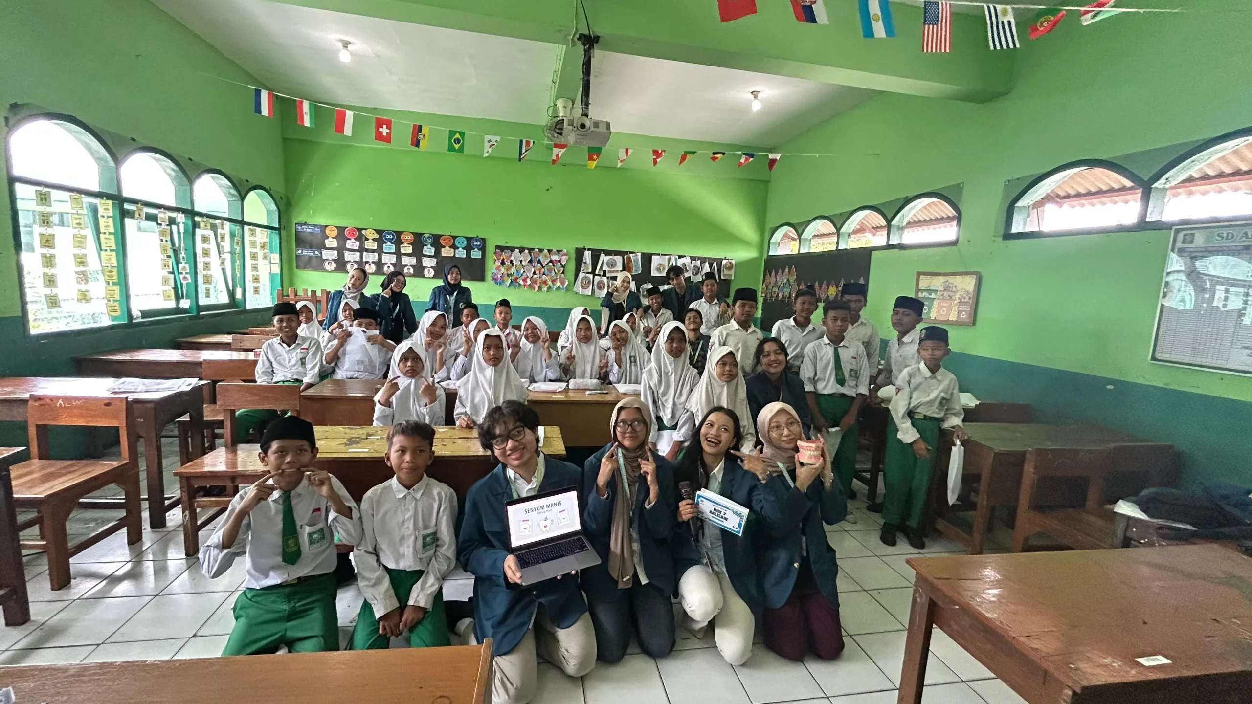 Kelompok 1 dan 2 Belajar Bersama Komunitas (BBK) 7 Kalisari menyelenggarakan program “Senyuman Manis Setiap Hari”. Bertempat di SD Al-Huda, Kelurahan Kalisari, Kecamatan Mulyorejo, Surabaya, kegiatan ini menyasar 30-40 siswa kelas 6 pada Rabu (14/1/2026).