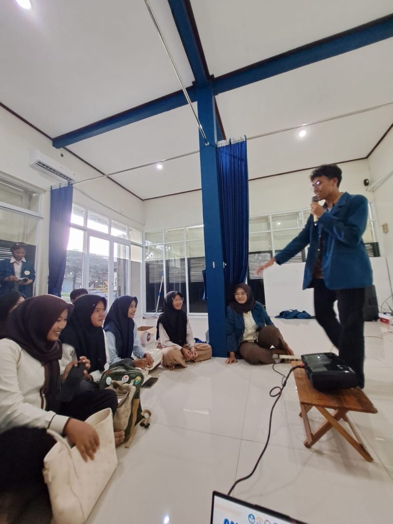 Mahasiswa BBK 7 Universitas Airlangga memberikan pemaparan mengenai profil Universitas Airlangga dan proses jalur masuk kepada siswa-siswi SMA Kecamatan Sugio (Foto: Dok. Tim)