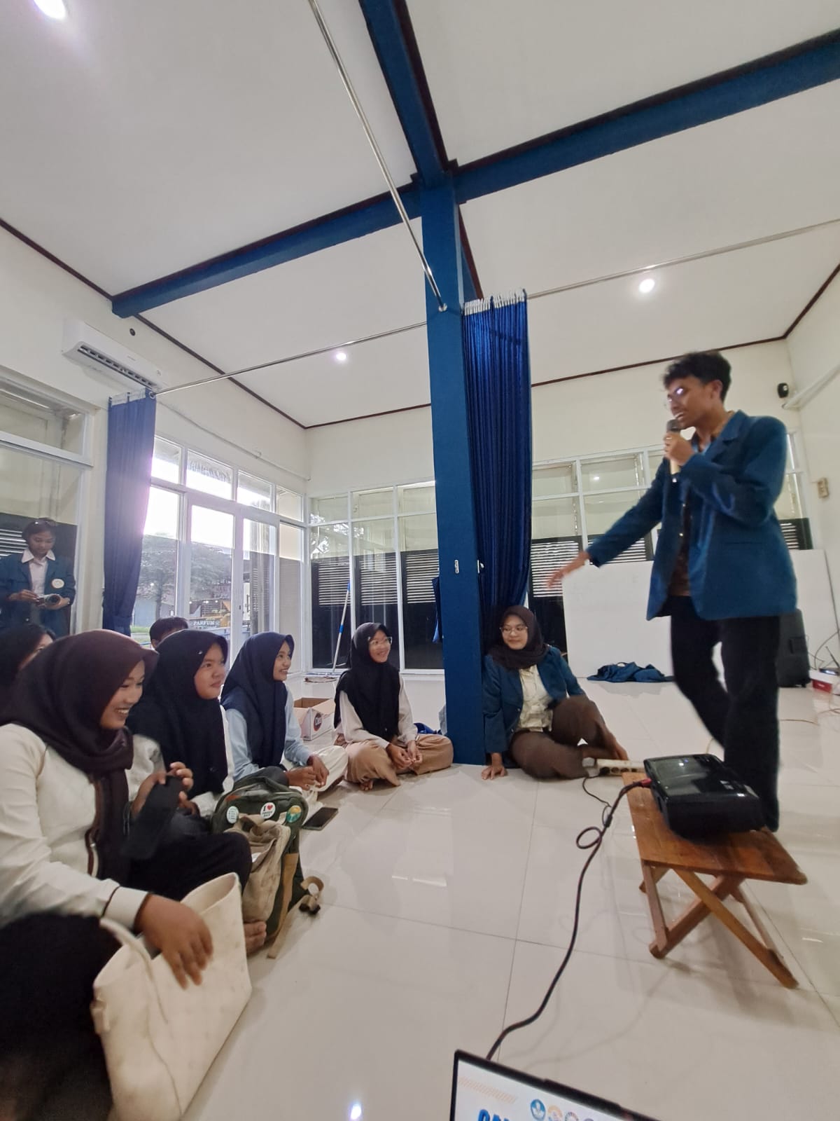 Mahasiswa BBK 7 Universitas Airlangga memberikan pemaparan mengenai profil Universitas Airlangga dan proses jalur masuk kepada siswa-siswi SMA Kecamatan Sugio (Foto: Dok. Tim)