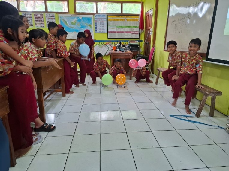 Program Blow N Go yang dilaksanakan pada Rabu, 21 Januari, mengajak mereka mengenal perubahan energi lewat pengalaman yang bisa disentuh dan dilihat