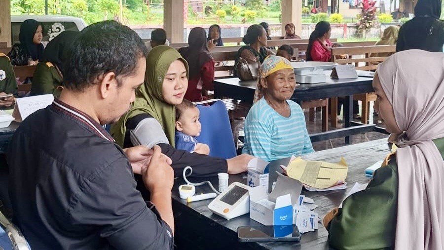 Mahasiswa PKL Telemung sedang melakukan skrining kesehatan pada masyarakat Desa Telemung. (Foto: Istimewa)