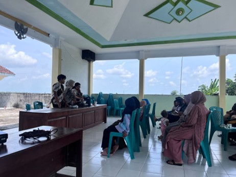 Mahasiswa BBK 7 UNAIR mendemonstrasikan cara membuat lilin dari minyak jelantah