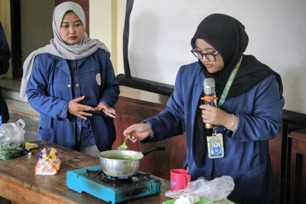 Demonstrasi pembuatan olahan sehat berupa Puding Kelor Oleh Mahasiswa BBK 7 Desa German Universitas Airlangga. (Foto: Dok. Pribadi)