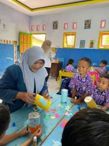 Para siswa melakukan praktik menyikat gigi. (Foto: Istimewa)