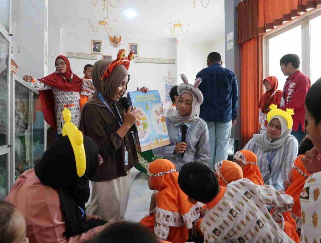 mahasiswa BBK 7 Universitas Airlangga, menyelenggarakan kegiatan Dental Health Education (DHE) dan edukasi kebersihan tangan di PAUD AL Walidah di Kelurahan Kemuteran Gresik pada Senin, 19 Januari 2026