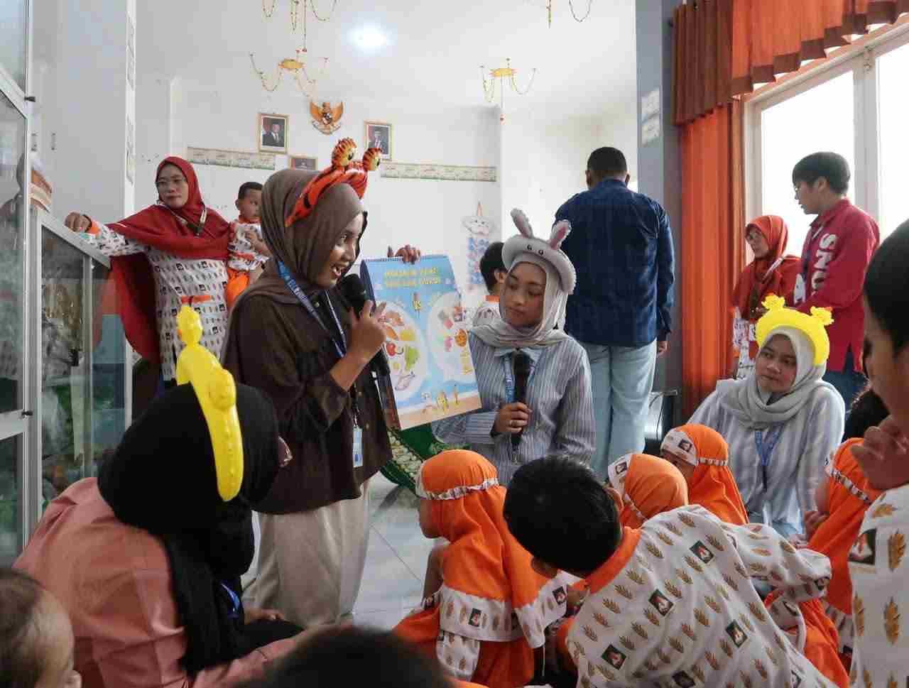 mahasiswa BBK 7 Universitas Airlangga, menyelenggarakan kegiatan Dental Health Education (DHE) dan edukasi kebersihan tangan di PAUD AL Walidah di Kelurahan Kemuteran Gresik pada Senin, 19 Januari 2026