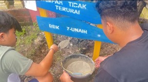 PLASTIK BISA RATUSAN TAHUN TERURAI, MAHASISWA UNAIR EDUKASI WARGA DESA KERTOSONO