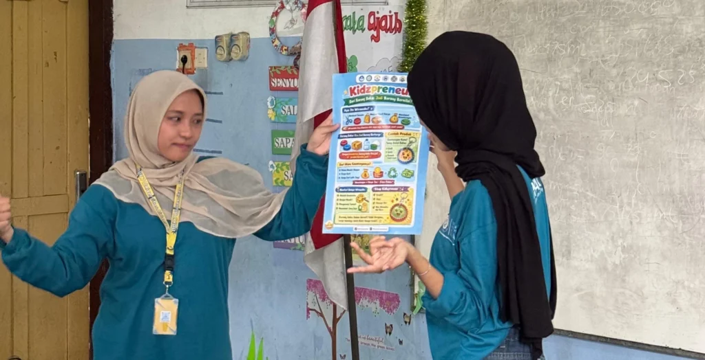 Mahasiswa BBK 7 UNAIR Purwodadi menawarkan solusi cerdas kepada siswa kelas 4 di SD Negeri 2 Purwodadi dengan memanfaatkan tutup botol bekas