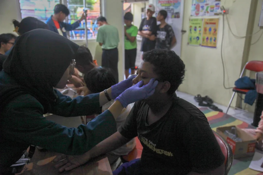 Mahasiswa BBK 7 Universitas Airlangga melaksanakan kegiatan Pemeriksaan Kelopak Mata Remaja di RW 03 Kelurahan Mulyorejo