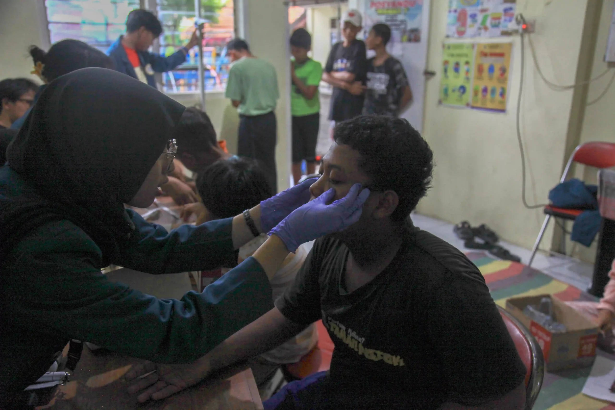 Mahasiswa BBK 7 Universitas Airlangga melaksanakan kegiatan Pemeriksaan Kelopak Mata Remaja di RW 03 Kelurahan Mulyorejo